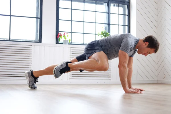 Homem fazendo exercícios abdominais — Fotografia de Stock