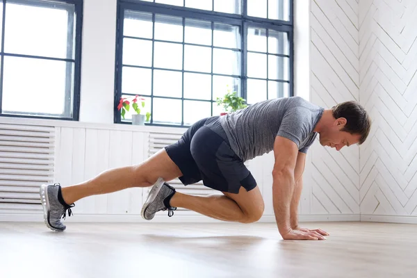 Hombre haciendo ejercicios abdominales — Foto de Stock