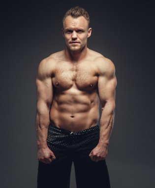 Onun atletik gövde gösterilen bir adam.