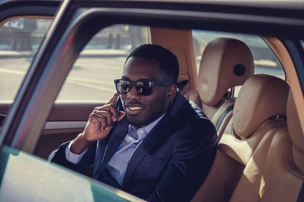 Hombre en el coche hablando en el teléfono inteligente . —  Fotos de Stock