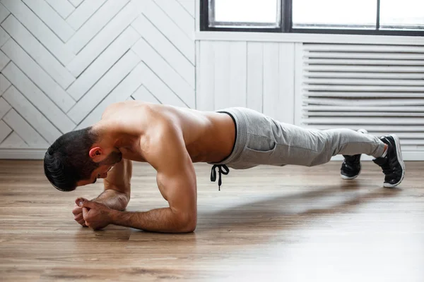 Hombre haciendo ejercicios abdominales — Foto de Stock