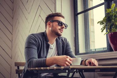 Düşünceli casual adam