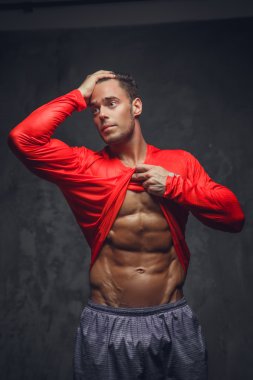 Karın vücut geliştirmeci model kırmızı mayoyu