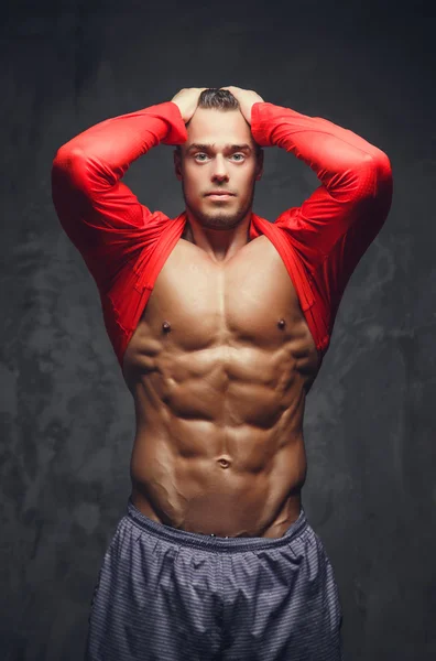 Modelu brzucha kulturysta w jersey czerwony — Zdjęcie stockowe