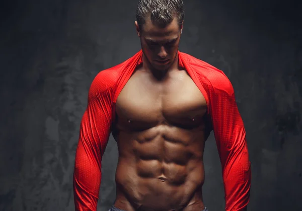 Modelu brzucha kulturysta w jersey czerwony — Zdjęcie stockowe