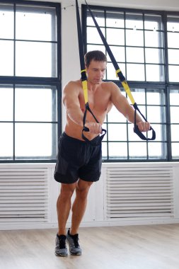 Egzersiz programı yapan orta yaş erkek