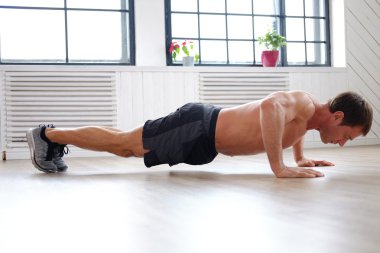 ABS egzersiz yapan erkek