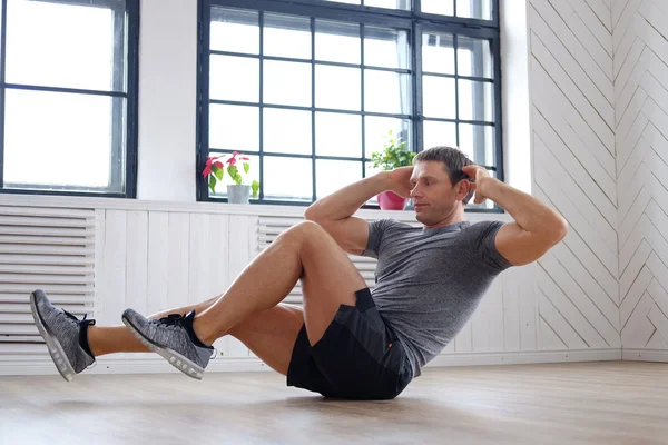 Homem fazendo exercícios abdominais — Fotografia de Stock