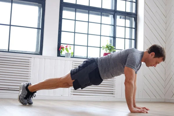 Hombre haciendo ejercicios abdominales — Foto de Stock