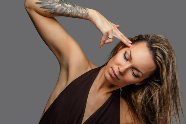 Mulher em um vestido marrom com tatuagem na mão — Fotografia de Stock