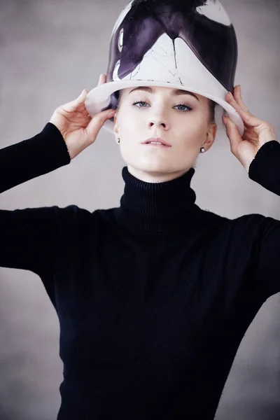 Slanke jonge vrouw in een zwarte kleding — Stockfoto