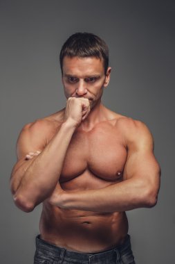 Orta yaş gömleksiz kaslı adam