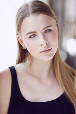 siyah t-shirt bir kadında