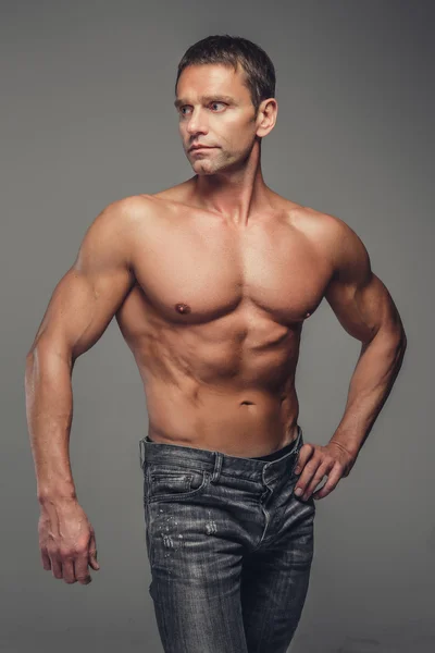 Półnagi muskularny mężczyzna w średnim wieku — Zdjęcie stockowe