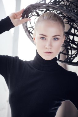 Siyah elbiseli sarışın kadın