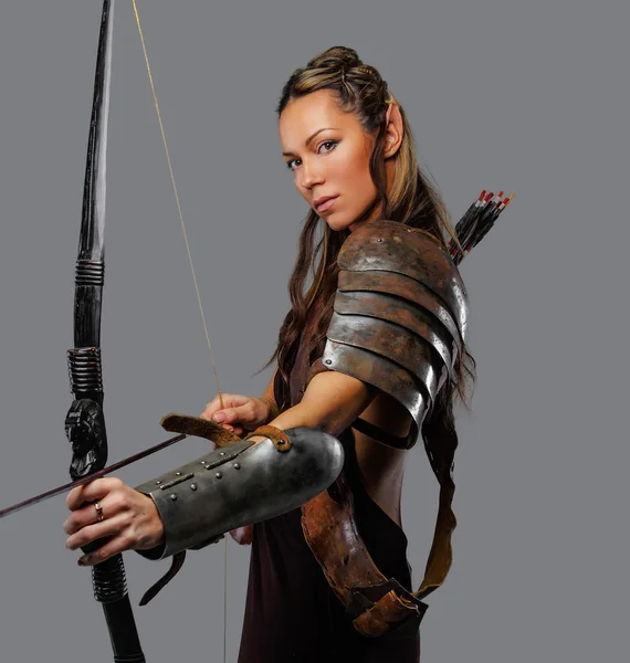 Warrior kvinna håller båge — Stockfoto