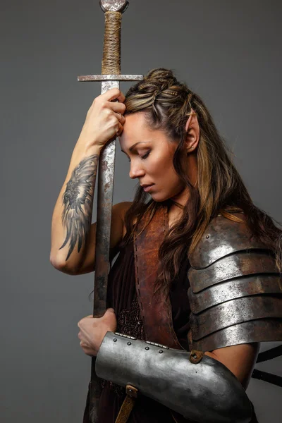Fantastica guerriera donna con la spada — Foto Stock