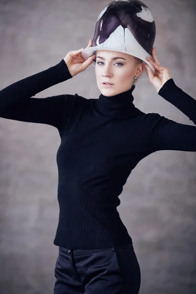 Mulher jovem magro em uma roupa preta — Fotografia de Stock