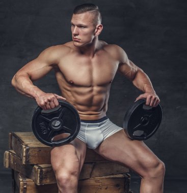 Beyaz külot içinde gömleksiz kas adam.