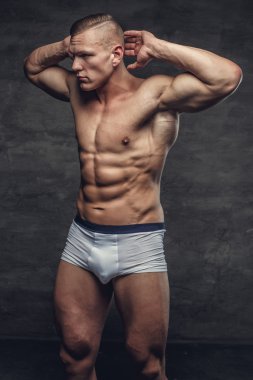 Karın gömleksiz adam beyaz külot