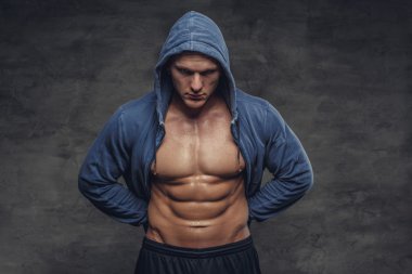 mavi kapüşonlu adam