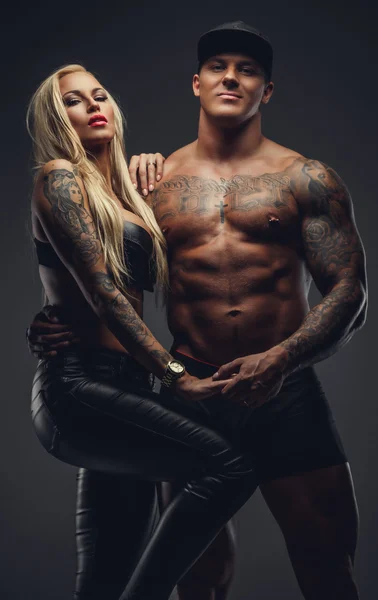 Moderna pareja tatuada posando en un estudio — Foto de Stock