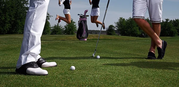 Twee golfspelers en springen vrouwen — Stockfoto