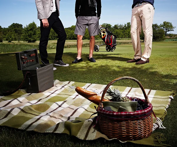 Drie mannen op picknick — Stockfoto