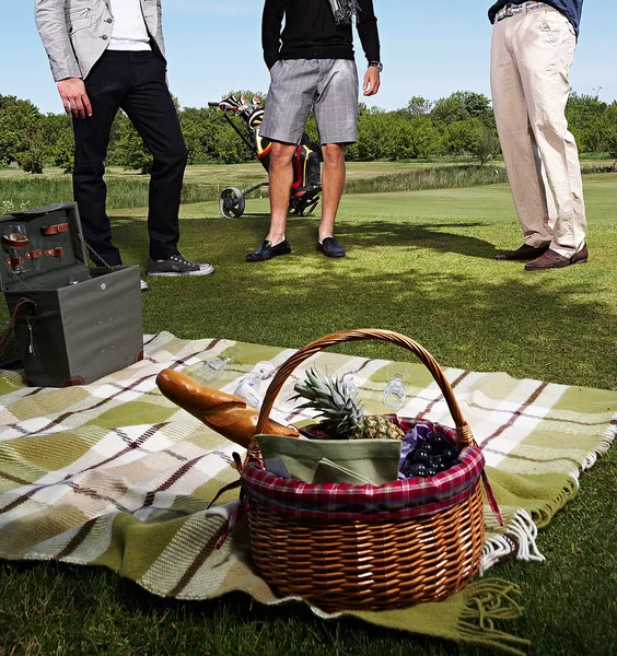 Drie mannen op picknick — Stockfoto