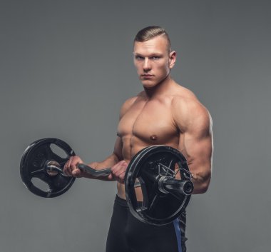 Kaslı adam holding halter