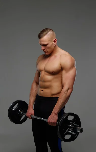 Homem muscular segurando barbell — Fotografia de Stock