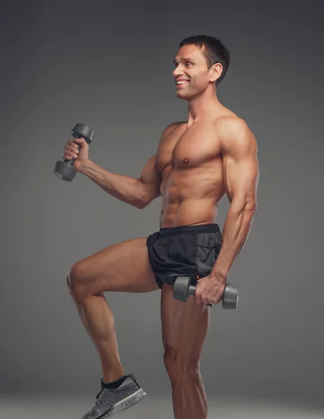 Un hombre haciendo ejercicios con pesas . — Foto de Stock
