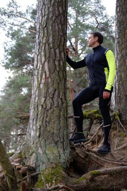 Ormandaki sportif adam