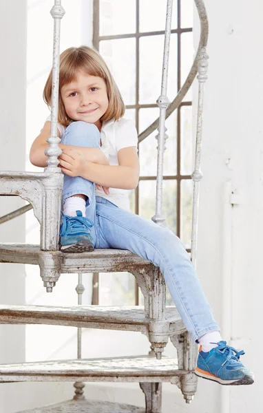 Süßes kleines Mädchen in Jeans — Stockfoto