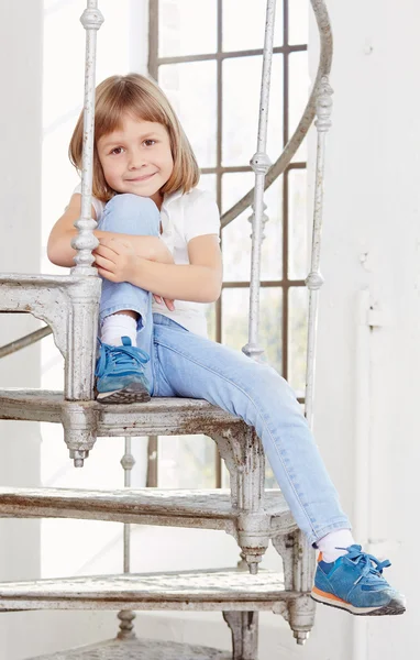 Söt liten flicka i denim jeans — Stockfoto