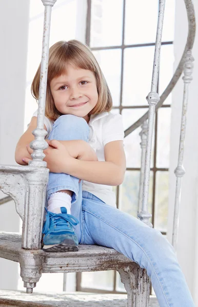 Menina bonito em jeans jeans jeans — Fotografia de Stock