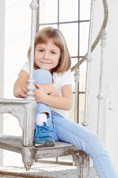 Милая маленькая девочка в джинсах в джинсах — стоковое фото