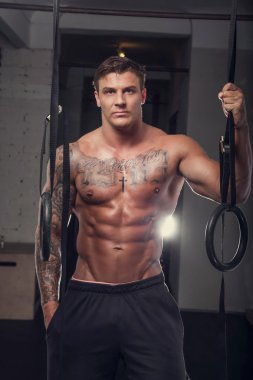 Yüzük egzersiz yapan erkek