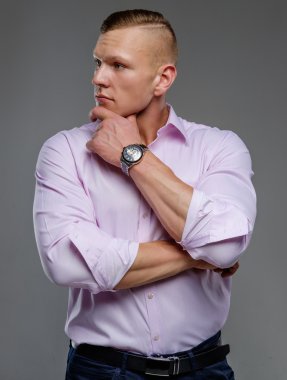 Pembe gömlekli çekici acımasız adam