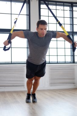 Egzersiz programı yapan orta yaş erkek