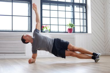 Egzersiz programı yapan orta yaş erkek