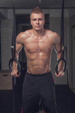 Yüzük egzersiz yapan erkek