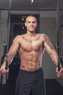 Yüzük egzersiz yapan erkek