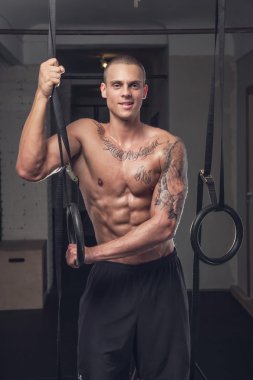 Yüzük egzersiz yapan erkek