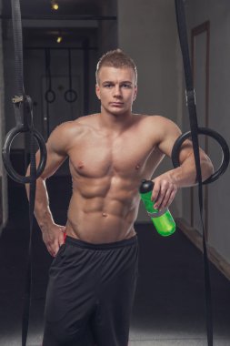 Yüzük egzersiz yapan erkek