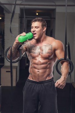 adam dövme yüzük egzersiz sonrası rahatlatıcı ile