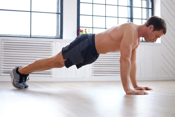 Man doing abs workouts — Stock Photo, Image