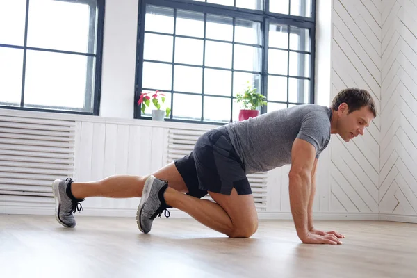 Mann mittleren Alters macht Workouts — Stockfoto