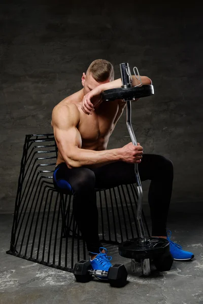 Homem posando em estúdio com barbell — Fotografia de Stock