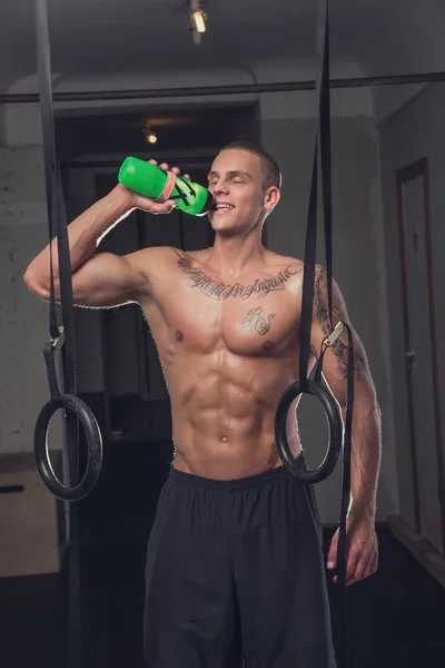 Man met tattoo ontspannen na training van de ring — Stockfoto